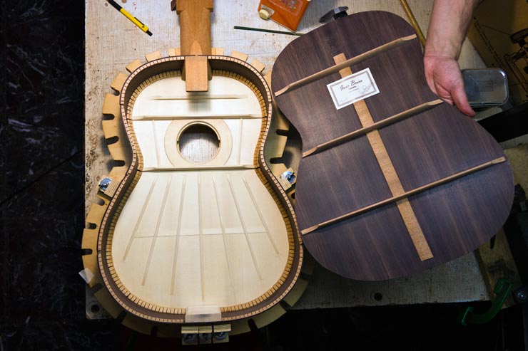 Assembly of the body of the guitar